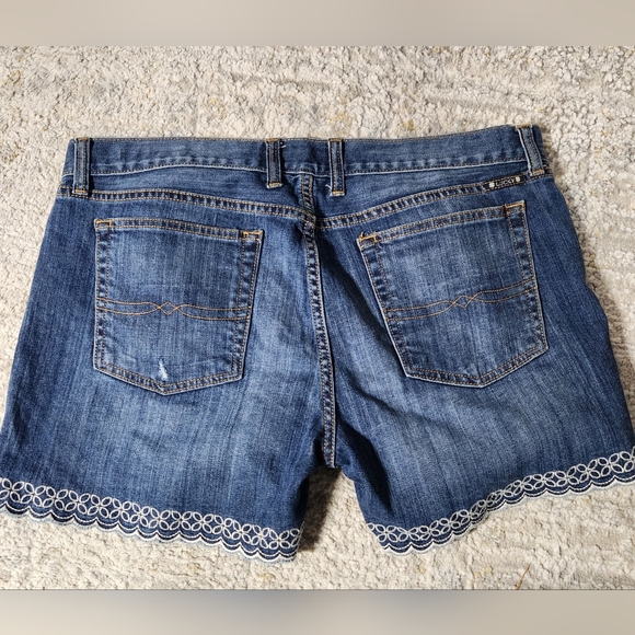 Lucky Brand Indigo Jean Shorts with Lace Detail BEACHCOMBER - Picture 2 of 4